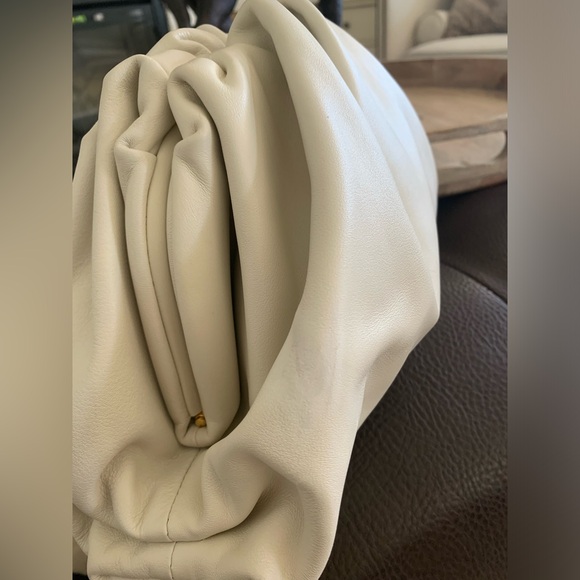 Bottega Veneta The Pouch Leather Clutch - Picture 12 of 16